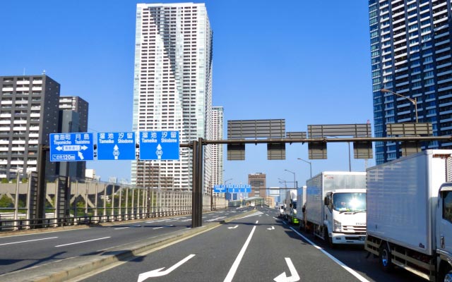 道路標識や看板などに使用することでメンテナンスの軽減、コスト削減に